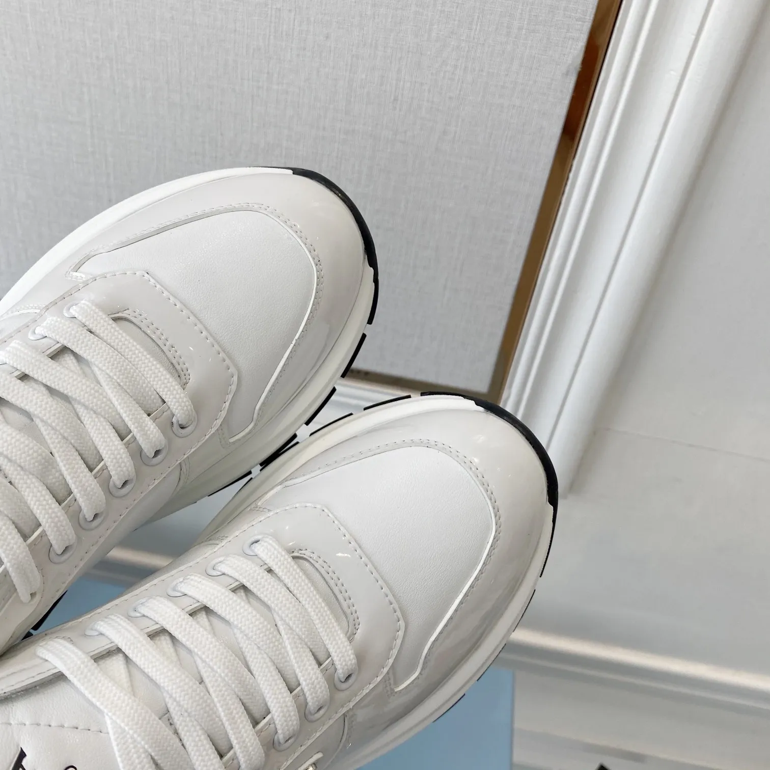 👟👟Ex-factory price 580👟👟 PRADA ²⁰²4 𝐬𝐬Prada’s new product comes with strength! ❣️Many Internet celebrities have the same style, fashionable and versatile nice items, original shoes are developed and purchased from Italian counters, and are reproduced 1:1 according to the original taste. This year’s theme is not to be defined, embodying texture through simplicity💛From thick-soled sneakers to zigzag short boots to 2024 flat shoes, everything reveals a sure-fire momentum...combining gentleness and handsomeness, the finishing touch for women❤️ The top-grade open-edge beaded cowhide with imported cowhide triangle logo is consistent with the original version, the wear-resistant and ultra-light two-color outsole, and the sheepskin lining are breathable and comfortable. ⚛Size: Women's 34-40 ⚛Size: Men's 39-45 Original packaging accessories. ⚛